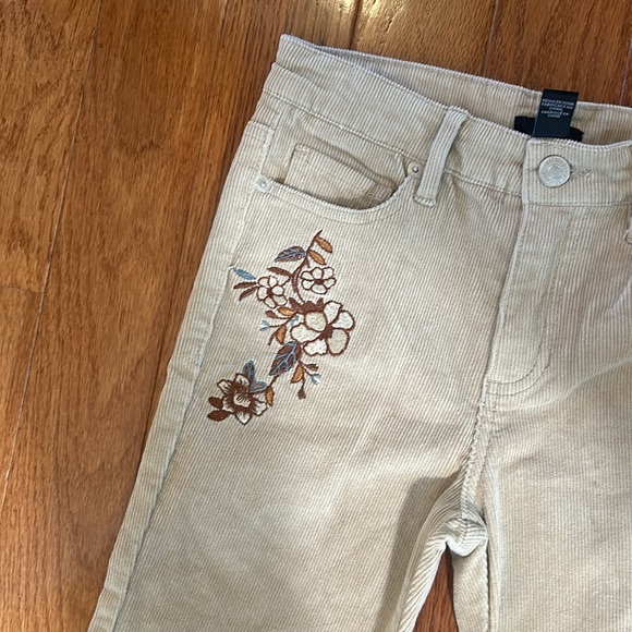 NWT FOREVER 21 KIDS CREAM MID RISE FLARE CORDUROY EMBROIDERED PANTS SIZE 11/12 - Picture 6 of 8